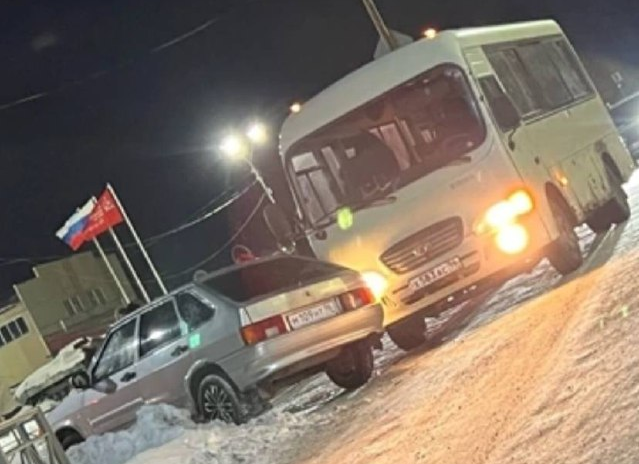 В Карпинске неопытный водитель не уступил дорогу автобусу и устроил ДТП