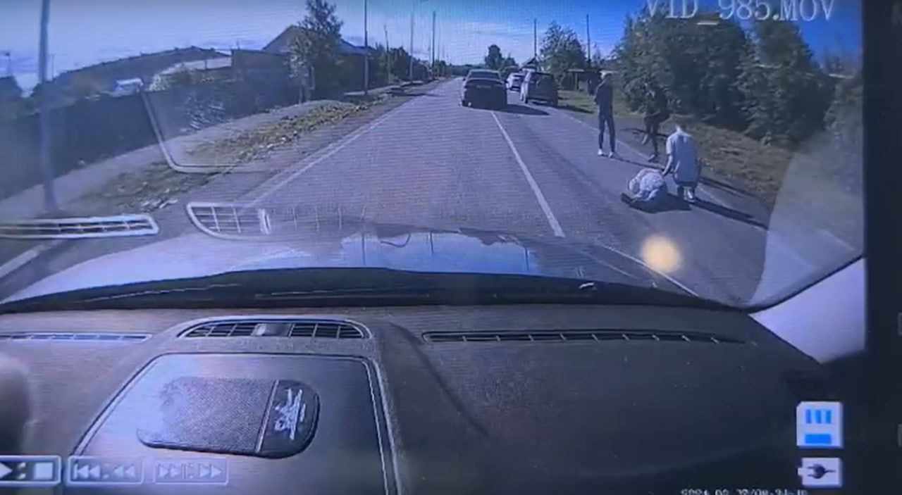 В Карпинске помогли лежащей посреди дороги женщине