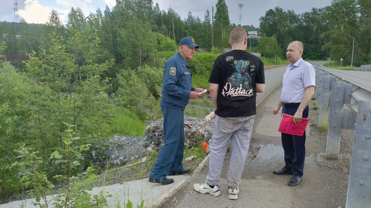 Спасатели провели рейд по карпинским берегам и напомнили горожанам о безопасности