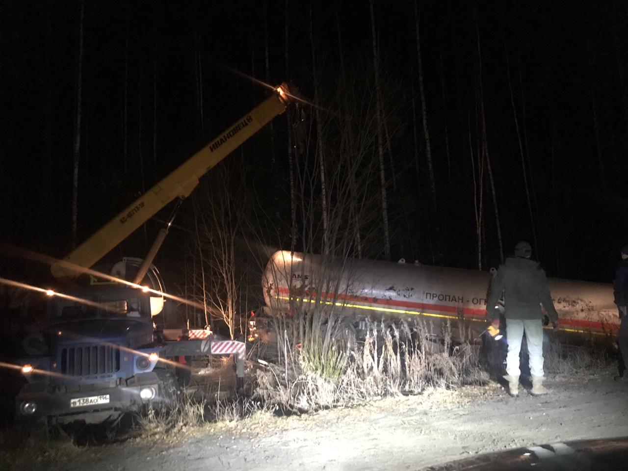 Цистерну с газом, из-за которой перегородили дорогу, вытаскивали 12 часов. Крановщик  и сотрудники ГИБДД молодцы 