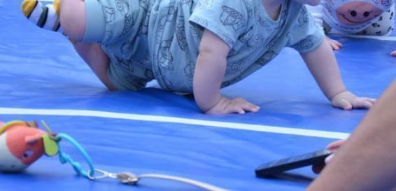 В новогодние праздники в ГДК малыши соревновались в ползании