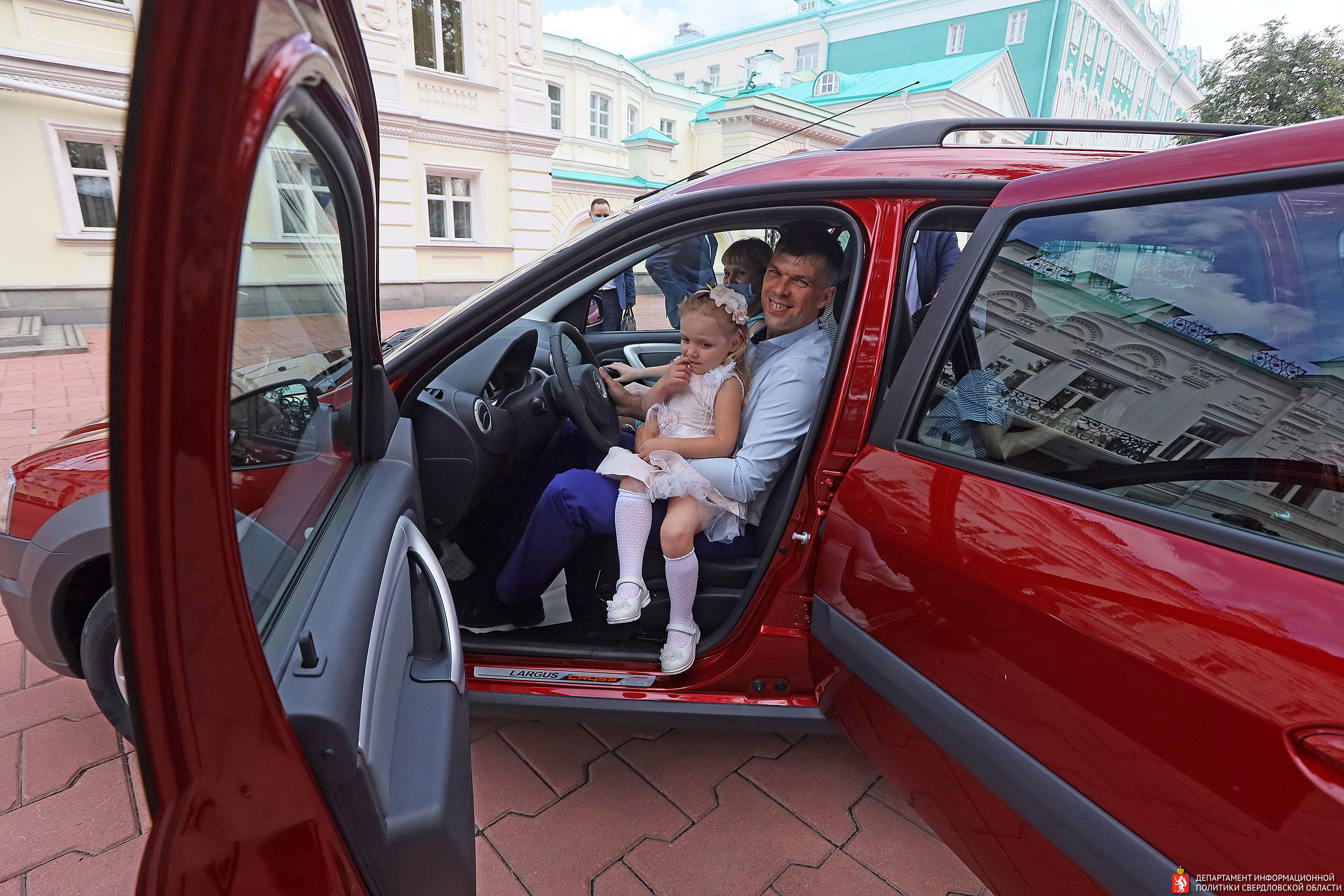 Губернатор Евгений Куйвашев вручил многодетной семье из Волчанска автомобиль 