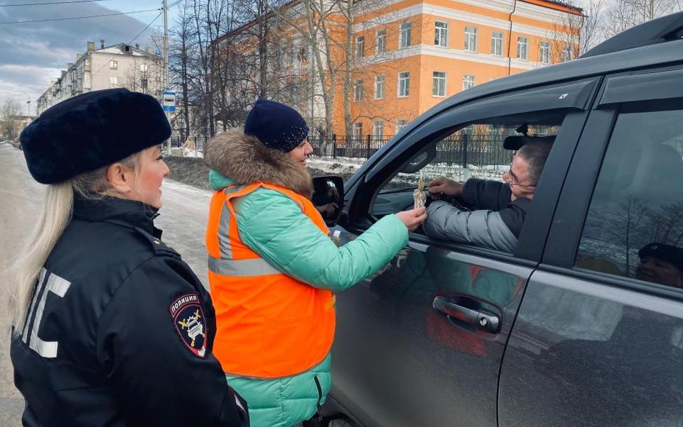 В Карпинске сотрудницы ГИБДД дарили водителям обереги и желали счастливого пути