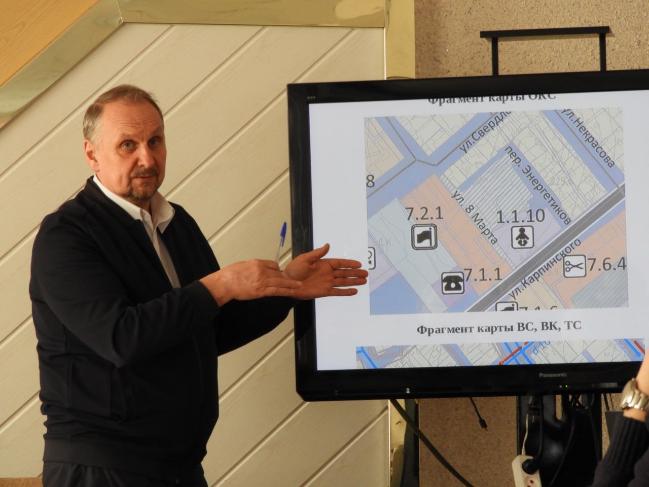 Главный архитектор Карпинска провел публичные слушания по теме строительства жилого дома на месте СЭС