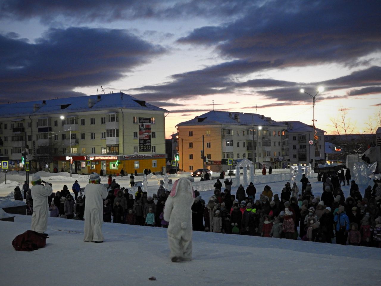 В Карпинске торжественно открыли новогодний городок