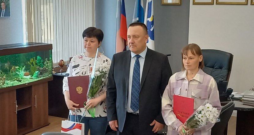 Карпинские волонтеры-кинологи, которые спасли пропавшего в лесу мужчину, отмечены наградами главы