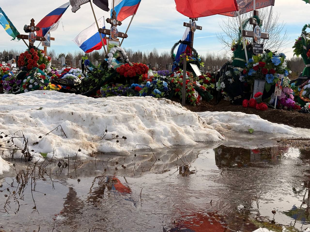 «К могилам невозможно подойти»: на новом городском кладбище заливает захоронения участников СВО