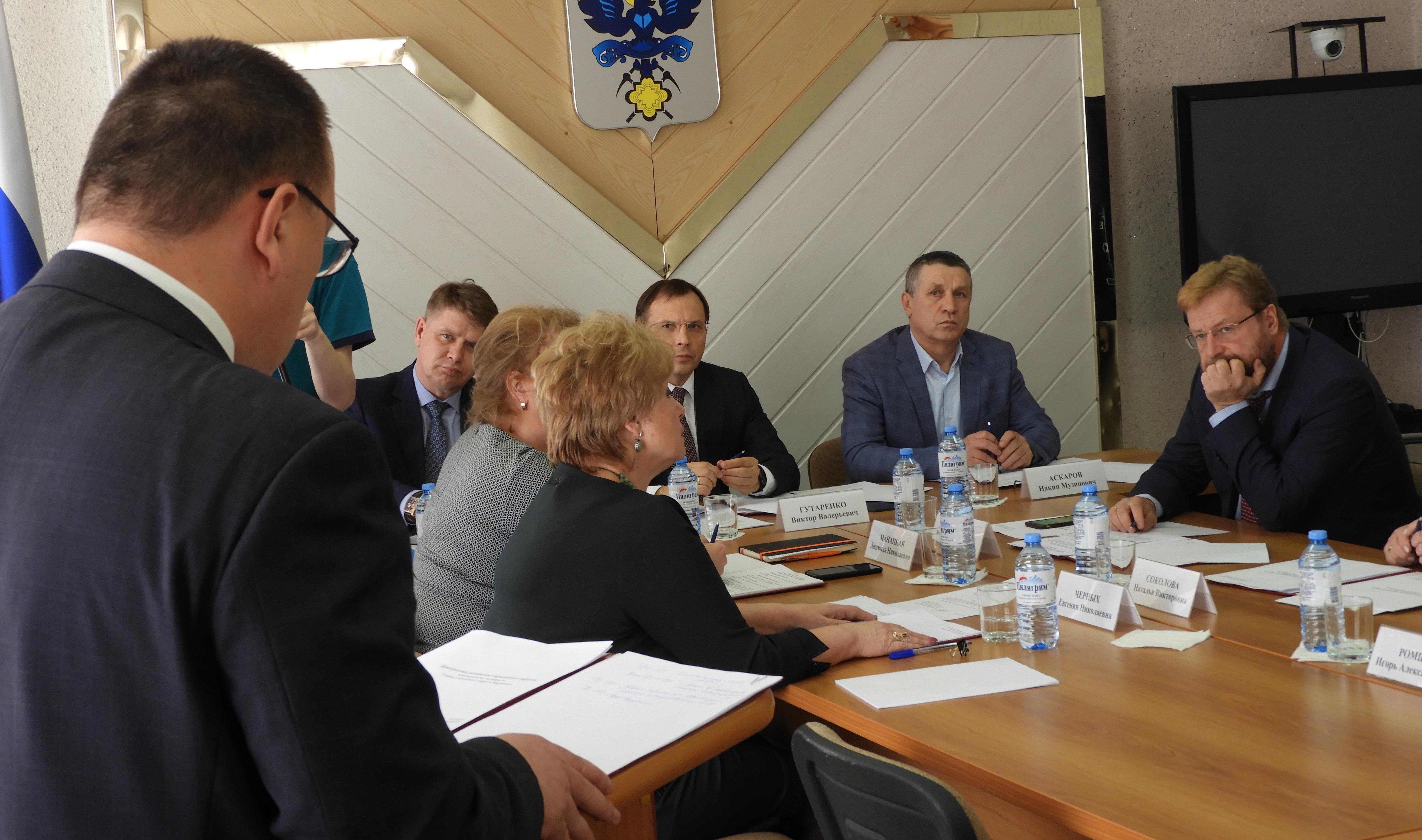 Желающие стать главой Карпинска выступили со своими программами по развитию города