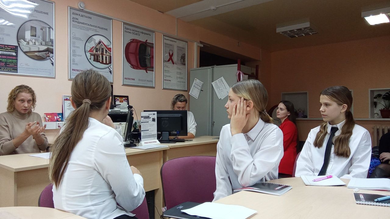 Карпинский центр занятости познакомил школьников с профессией страхового агента