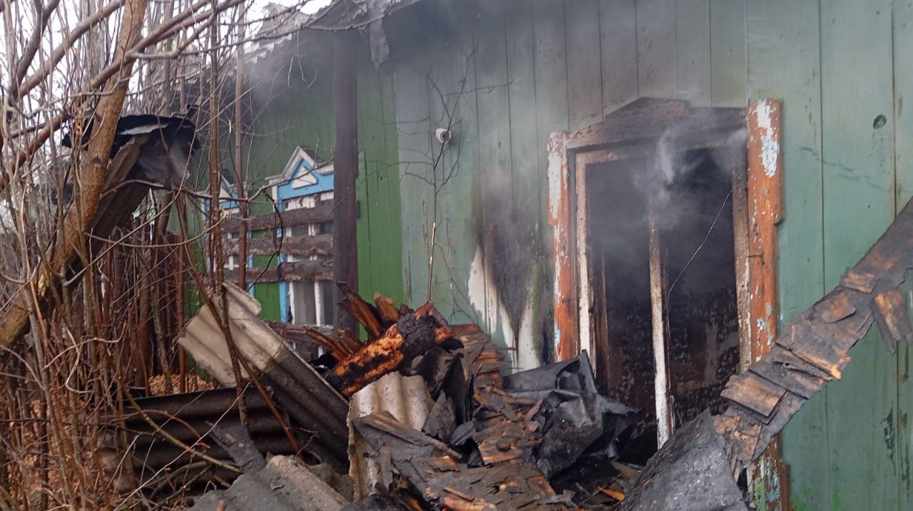 В выходные на улице Угольщиков горел брошенный дом. Пострадавших нет