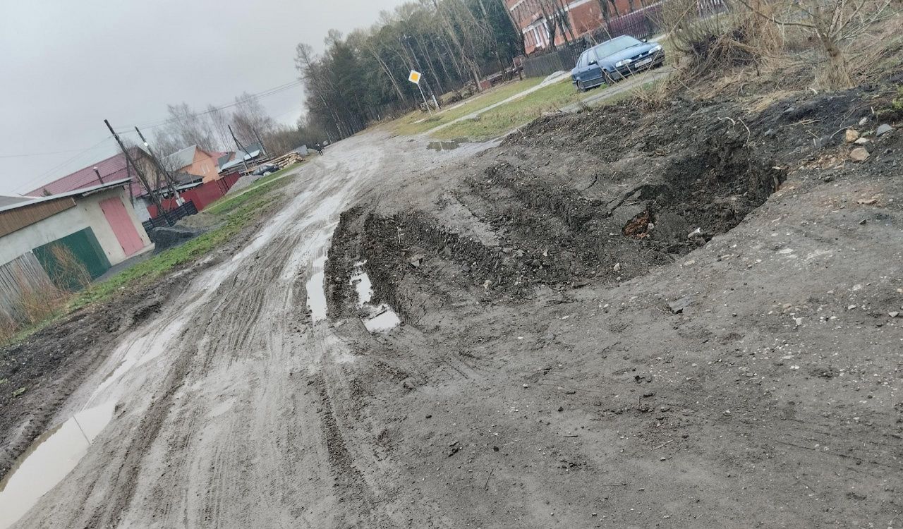 Жители улицы Белинского больше года ждут, когда коммунальщики засыпят большую яму на их дороге