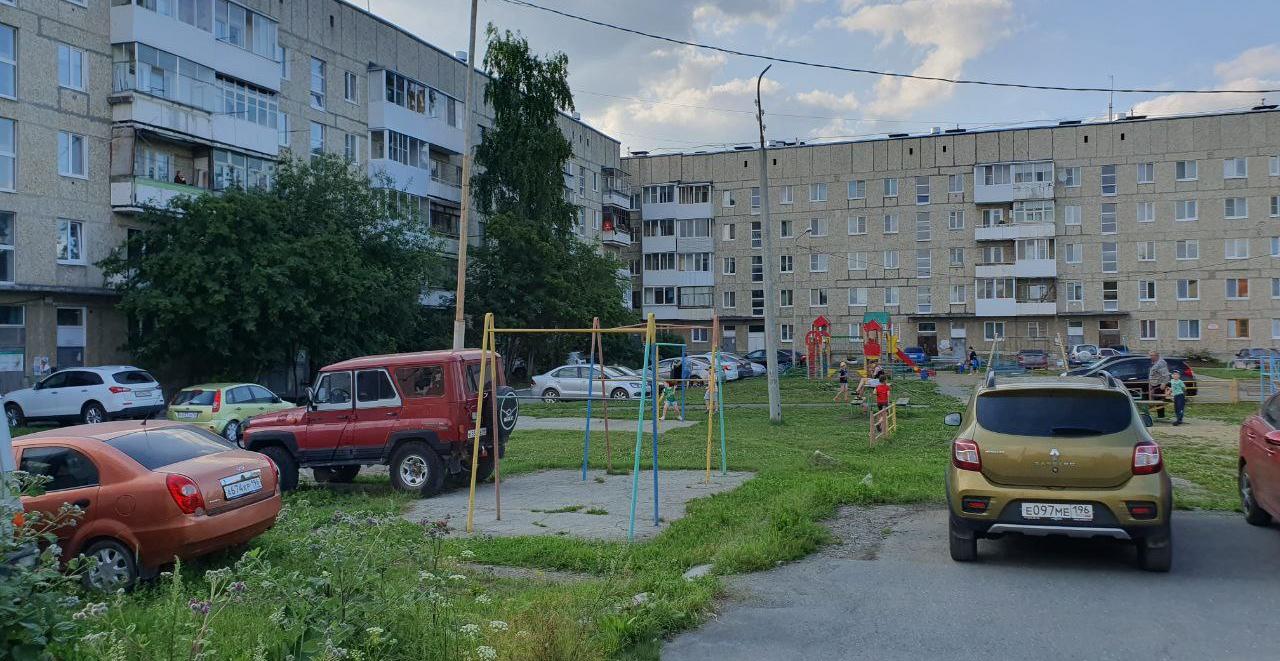 Пенсионерка просит водителей не парковаться на детской площадке