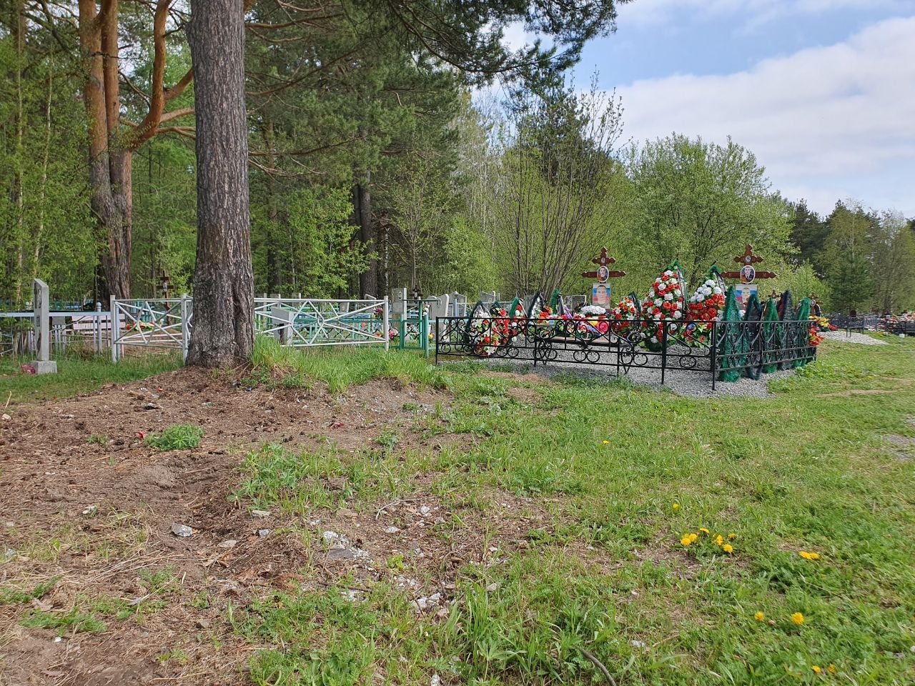Возле могил погибших на СВО солдат теперь порядок