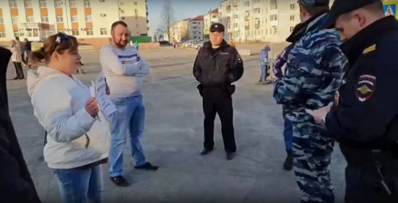 Протестующих в Карпинске навестили сотрудники полиции