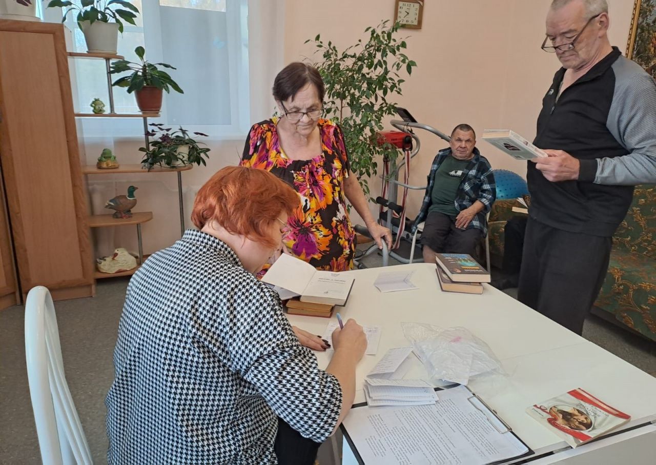 Библиотекарь провела мероприятие для пенсионеров в карпинском пансионате