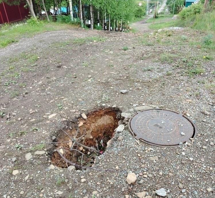 Жители улицы Свободы просят ответственных обратить внимание на глубокую яму рядом с коллектором