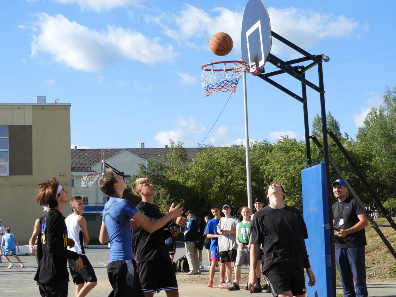 На площади идут городские соревнования по уличному баскетболу