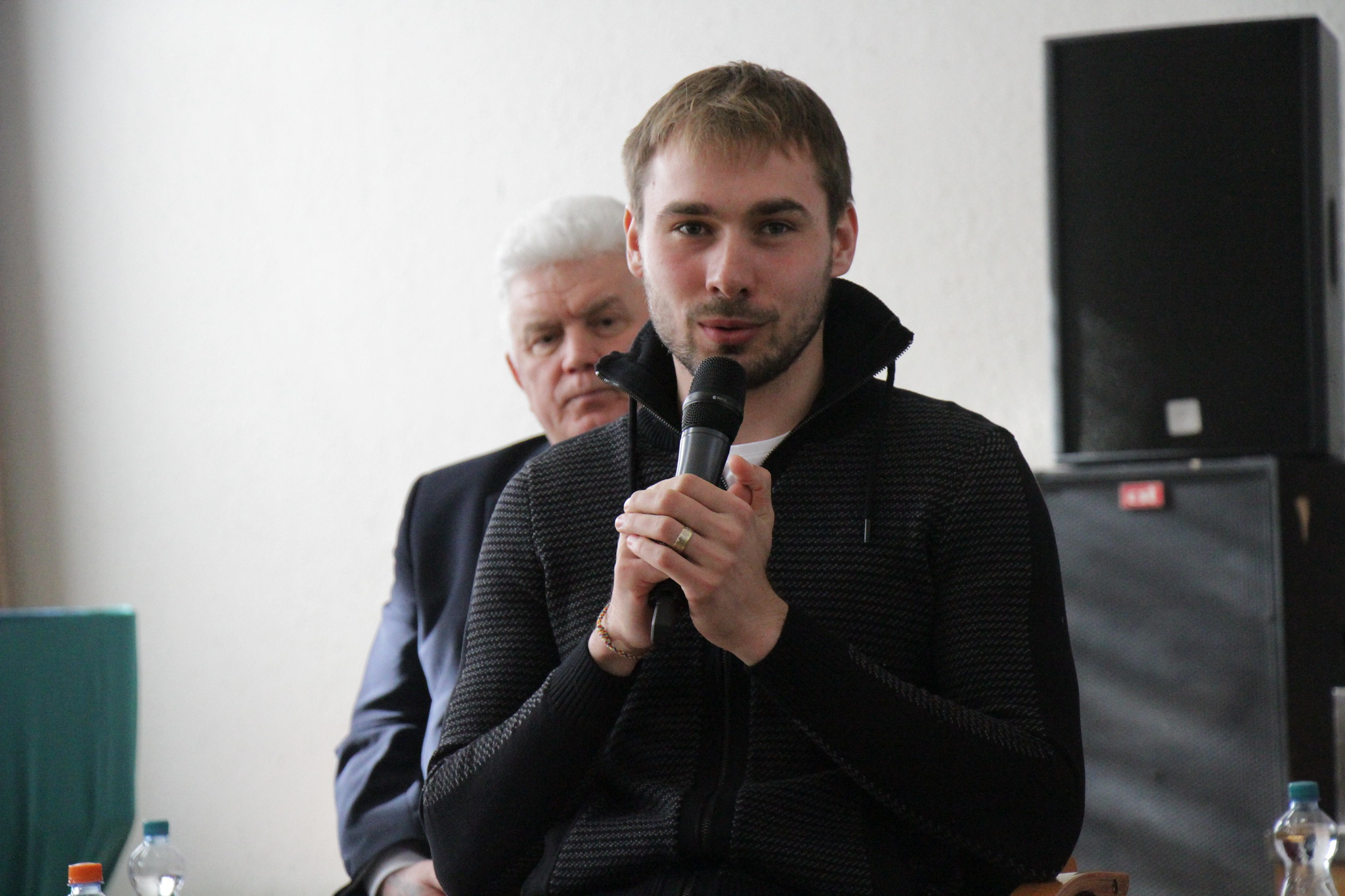 Антон Шипулин первым подал документы для участия в праймериз "Единой России"