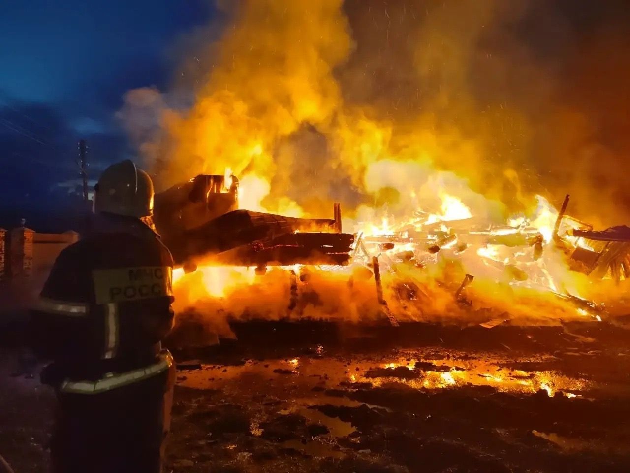 В Кытлыме полностью сгорел гостевой дом «Северное сияние». Пожар тушили всю ночь