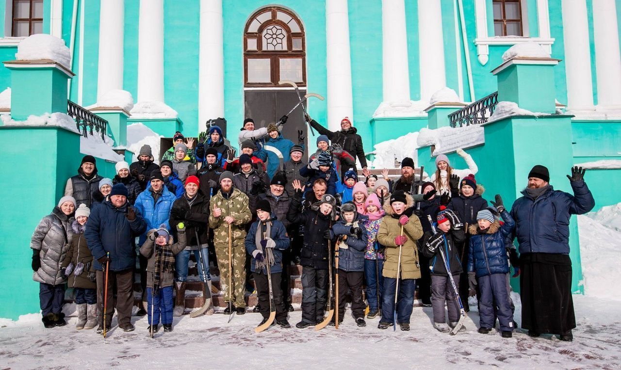 Карпинские православные сыграли в хоккей на валенках и разделили победу с краснотурьинскими коллегами