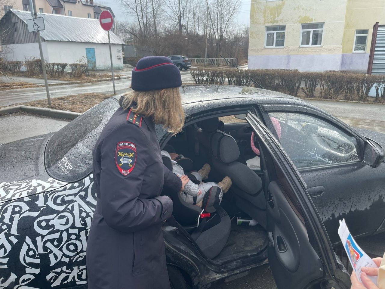 Водителей, припаркованных возле детской поликлиники и детсада, проверили на наличие детских кресел