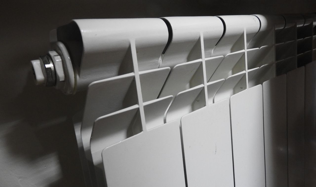 Сегодня в Карпинске временно снизят температуру теплоносителя. В списке –  почти полсотни домов в центре города