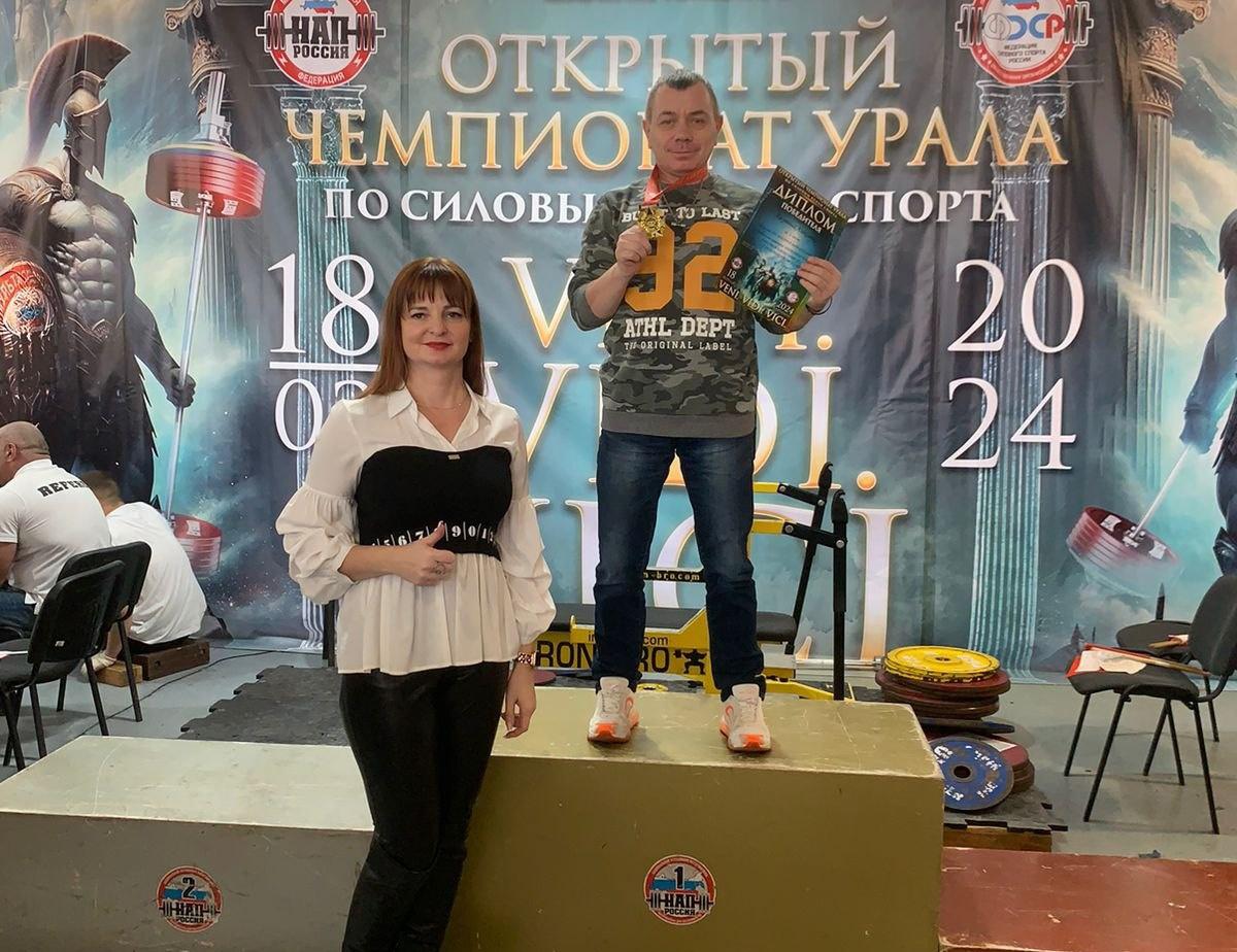 Карпинский спортсмен Александр Амутных стал лучшим на чемпионате Урала по силовым видам спорта