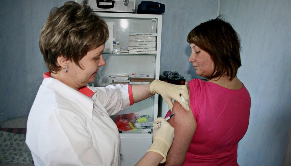 Карпинцев призывают вакцинироваться от гриппа перед “второй волной коронавируса”