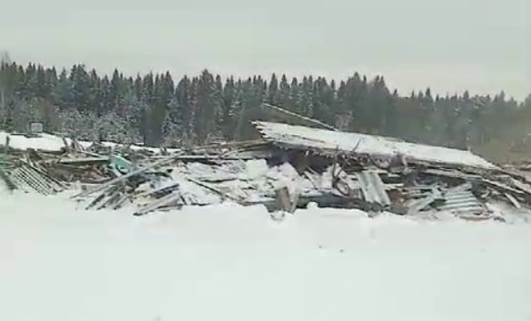 Сегодня в поселке Сосновка снесли здание старой школы