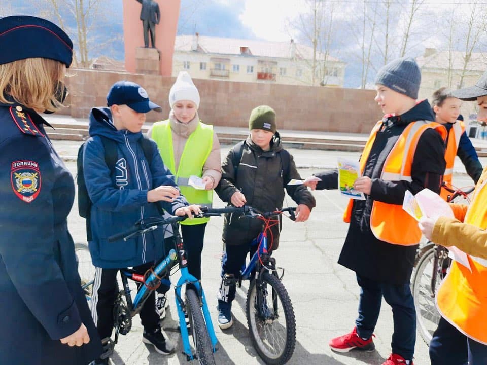 Молодым велосипедистам напомнили ПДД и посоветовали ездить в защите