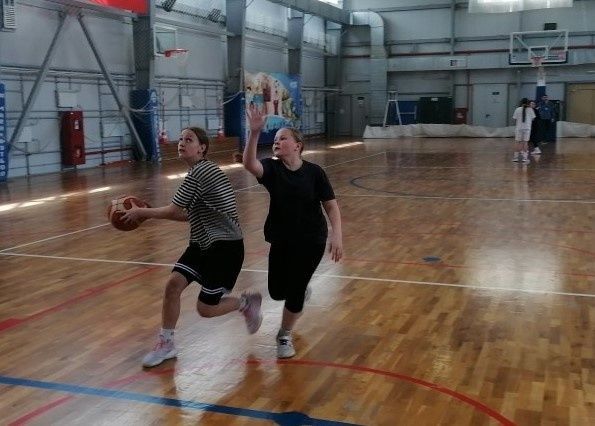 В Карпинске прошли баскетбольные баталии один на один. Лучшими игроками стали ученики школы №16