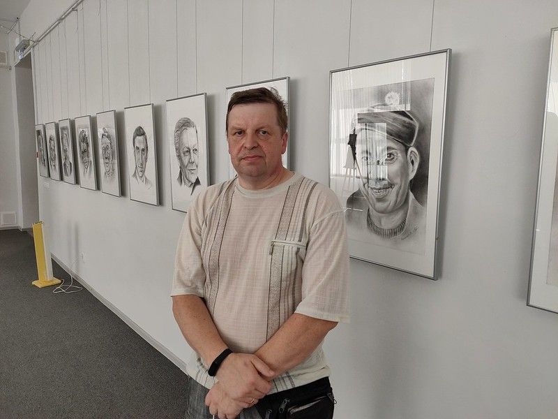 Портреты, которые не терпят ошибок. Волчанский художник открыл свою выставку в Краснотурьинске