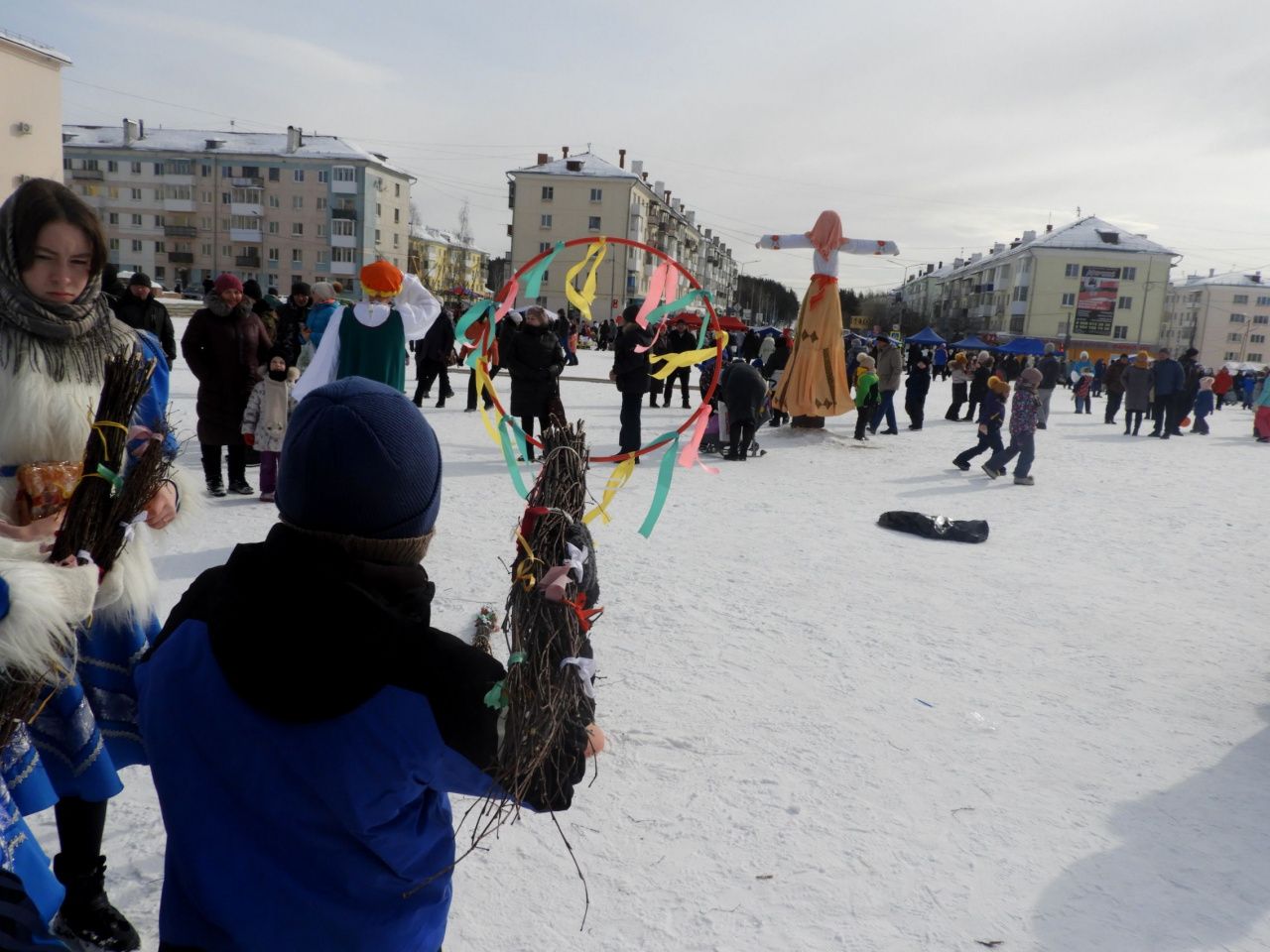 На центральной городской площади празднуют Масленицу