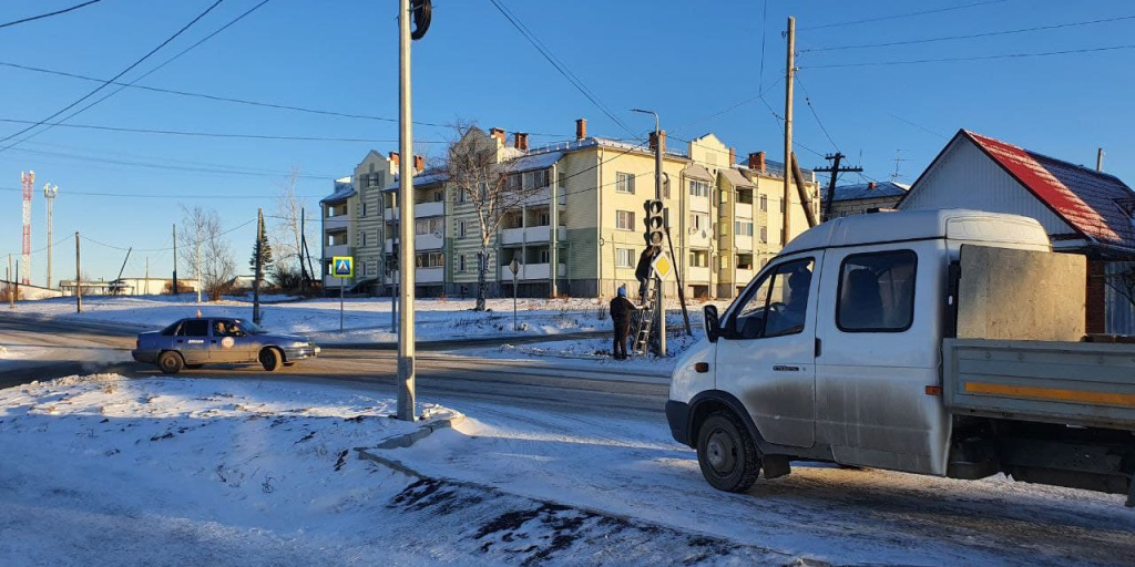 Почтамтская карпинск. Светофор в Карпинске. В городе Карпинске по улице Почтамтской поглядеть ДТП.