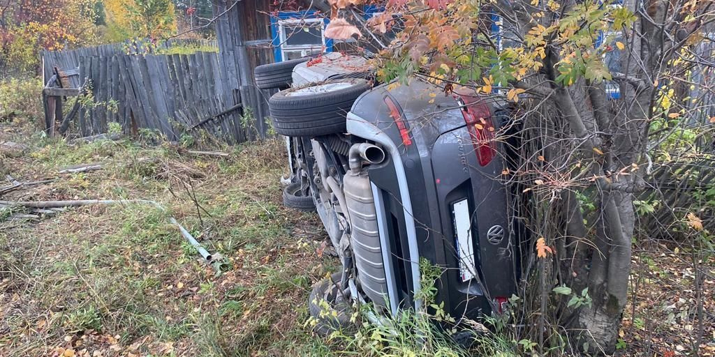 На выезде из города водитель перевернулся на «Туареге» и ушел с места ДТП