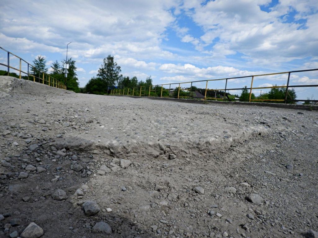 Жители улицы Республики давно уже просят отремонтировать им дорогу, включая мост через Турью. Фото: Александр Ярошук, «Вечерний Карпинск»