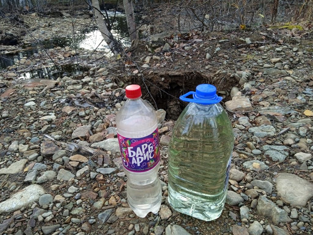 Слева вода, которую Андрей набрал дома. Справа - в Тамшере. Фото: Андрей Филимонов, читатель "Глобуса"