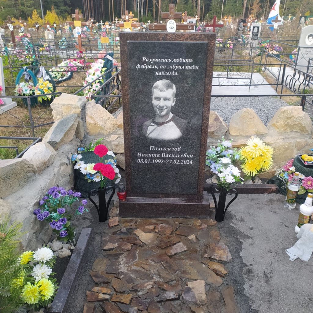 «Мы каждое воскресенье ездим на кладбище. У Никиты там лучший памятник, потому что сын был лучше всех. Я сам всё на могиле делал, ремонтами занимаюсь», — говорит Дмитрий. Фото: Дмитрий, отчим Никиты Полыгалова