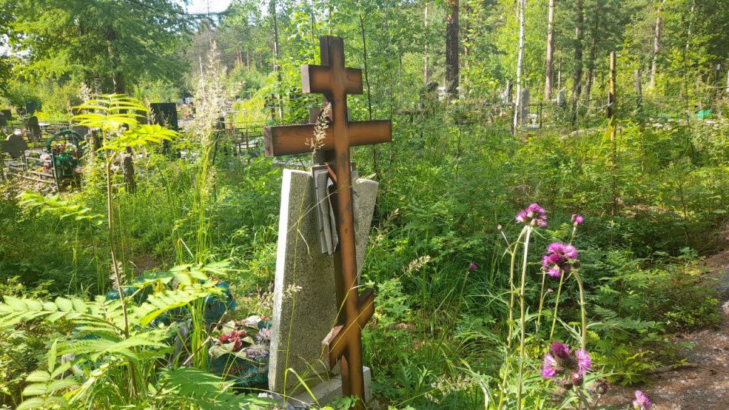 Иногда на кладбище можно увидеть, как могильный крест вкапывают в землю за установленным памятником. Фото: Андрей Гребенкин, «Глобус»