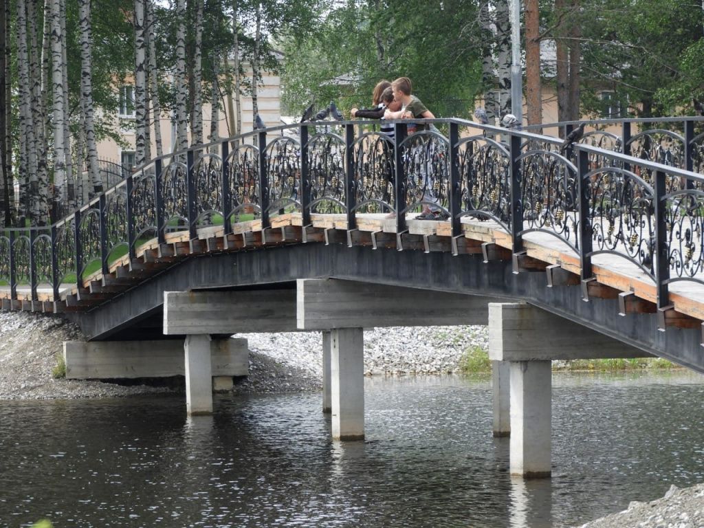  На фото – мост через пруд в Комсомольском парке. Именно с него жители и гости города кормят промысловых рыб буффало. Фото: Максим Ижболдин, «Вечерний Карпинск»