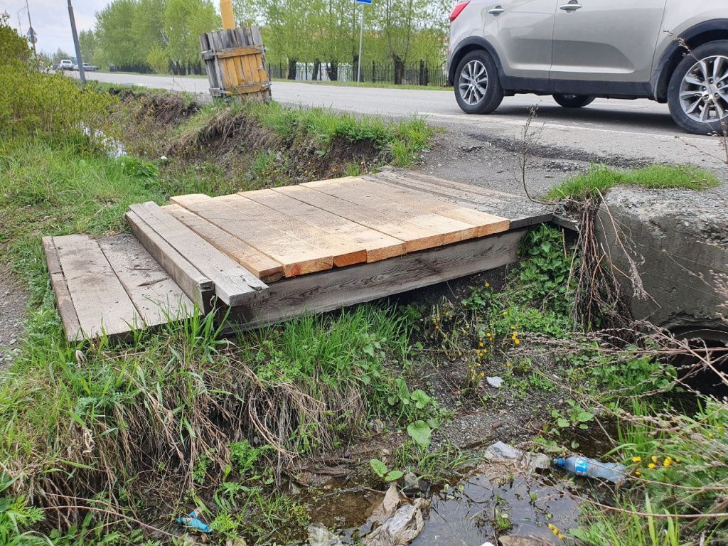 Полчаса и готово». Местный предприниматель старается помогать городу с  ремонтом пешеходных мостиков и не только