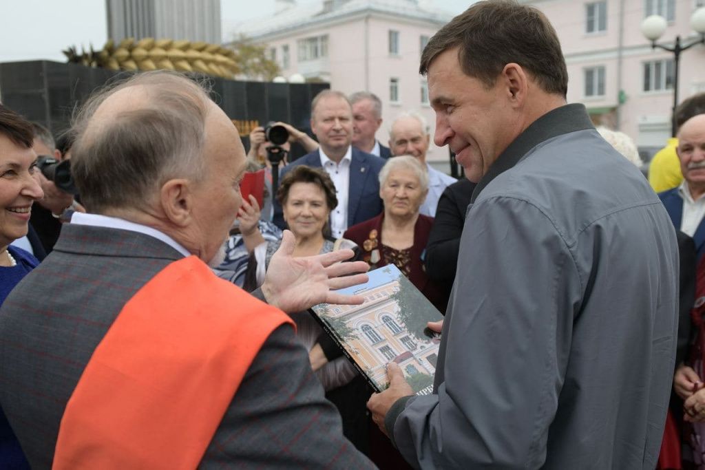 Евгений Куйвашев осмотрел в Ирбите несколько уникальных жилых многоквартирных домов-памятников. Фото: сайт све.рф Евгений Куйвашев осмотрел в Ирбите несколько уникальных жилых многоквартирных домов-памятников. Фото: сайт све.рф