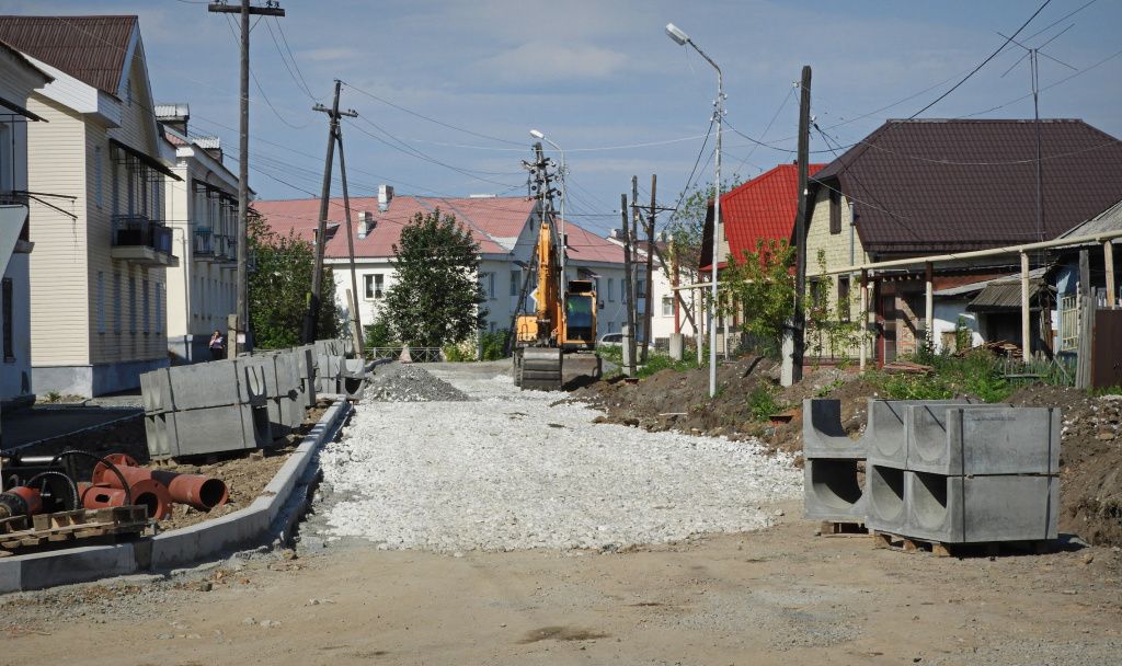 Так участок улицы 8 Марта выглядел в активной стадии ремонта. Сейчас там уже есть асфальт. Фото: Александр Ярошук, "Вечерний Карпинск"