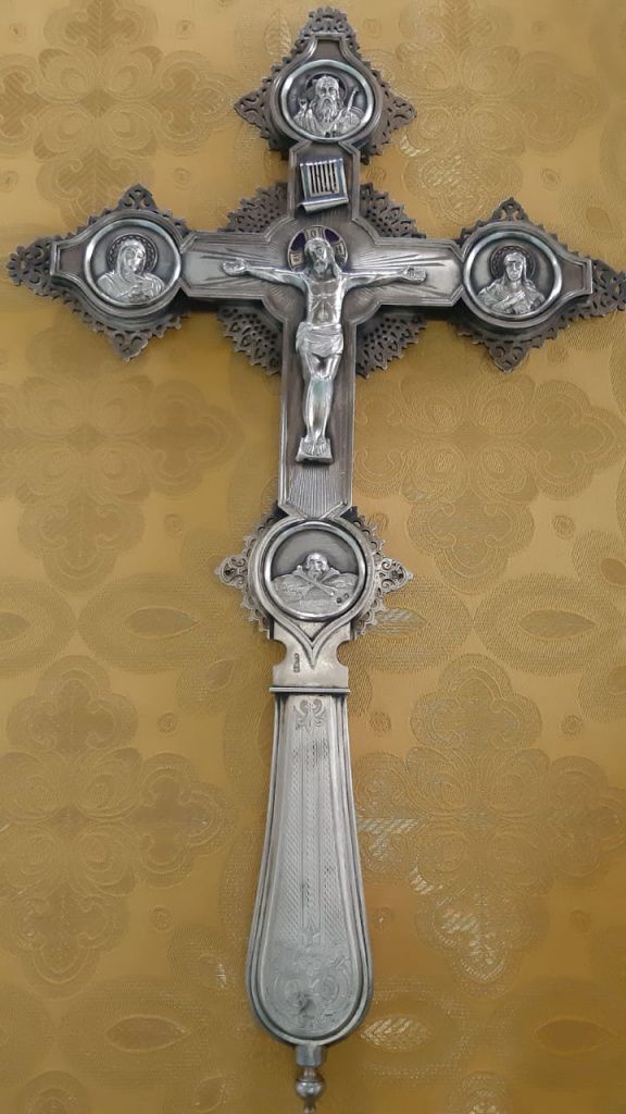 Крест, найденный возле собора. Фото предоставлено отцом Виктором Эльрихом