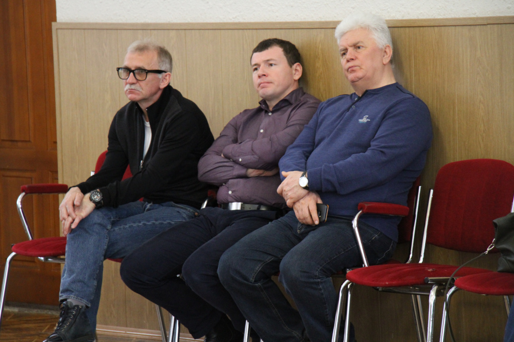 Зрителей на дебаты не приглашали, нов зале присутствовали секретарь местного отделения партии "Единая Россия" Александр Якимов, председатель Думы Серова Альберт Юсупов и руководитель регионального исполкома партии Дмитрий Жуков. Фото: Константин Бобылев, "Глобус".