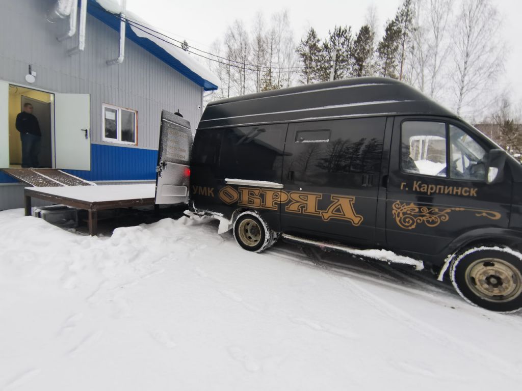 По контракту с больницей, “Обряд” занимается перевозкой тел скончавшихся пациентов из отделений в морг. Фото: Константин Бобылев, “Глобус” По контракту с больницей, “Обряд” занимается перевозкой тел скончавшихся пациентов из отделений в морг. Фото: Константин Бобылев, “Глобус”