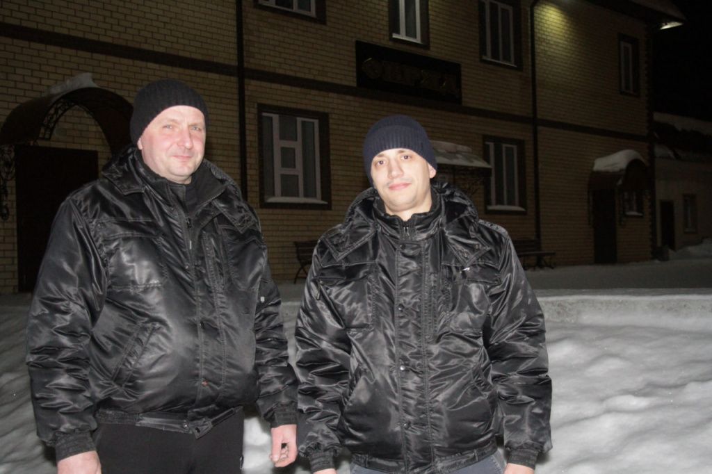 Дмитрий и Александр не первый год работают в “Обряде”, но оба признаются, что есть вещи, к которым привыкнуть нельзя. Фото: Константин Бобылев, “Глобус” Дмитрий и Александр не первый год работают в “Обряде”, но оба признаются, что есть вещи, к которым привыкнуть нельзя. Фото: Константин Бобылев, “Глобус”