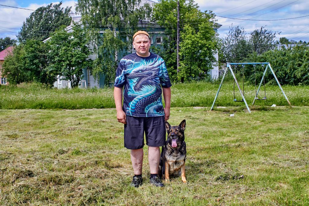 «Воспитание собаки сравнимо с творчеством скульптора. Лепишь, вкладываешь душу. Получаешь друга рядом. А когда собака еще и людей находит — радость вдвойне», — говорит Василий. Фото: Вадим Аминов, «Вечерний Краснотурьинск»