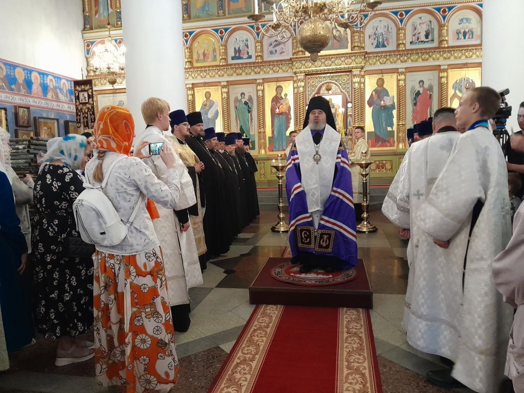 В Серове нового епископа встречали духовенство и прихожане. Фото: Михаил Бобков, "Вечерний Краснотурьинск"