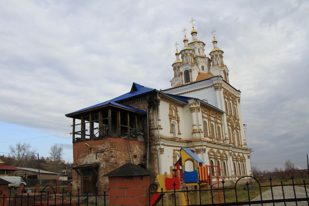 Возле собора планируют сделать комплекс для детей. Фото: Константин Бобылев, "Глобус"